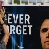 La cérémonie d'hommage à l'influenceur assassiné Charlie Kirk se déroule dimanche en Arizona. KEYSTONE/EPA/CAROLINE BREHMAN